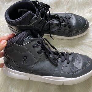 On Cloud Running Roger sneakers men’s size 10 - Black / White